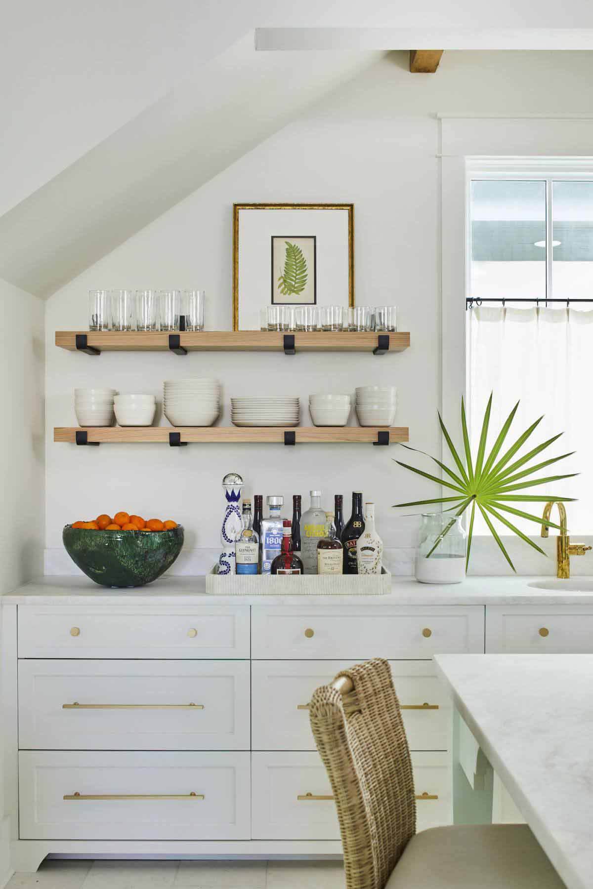 Kitchen storage and bar in Florida house